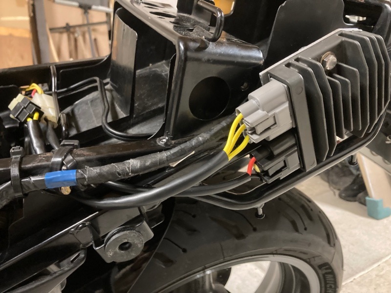 les fils passent dans le cadre…