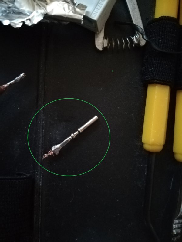 cosse sectionnée trouvée dans le boitier CDI dans l'emplacement 25 -_-'